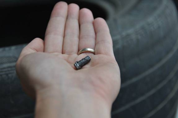 O parafuso que estava alojado no pneu da Fiona, retirado em La Paz, na Baja California, no México